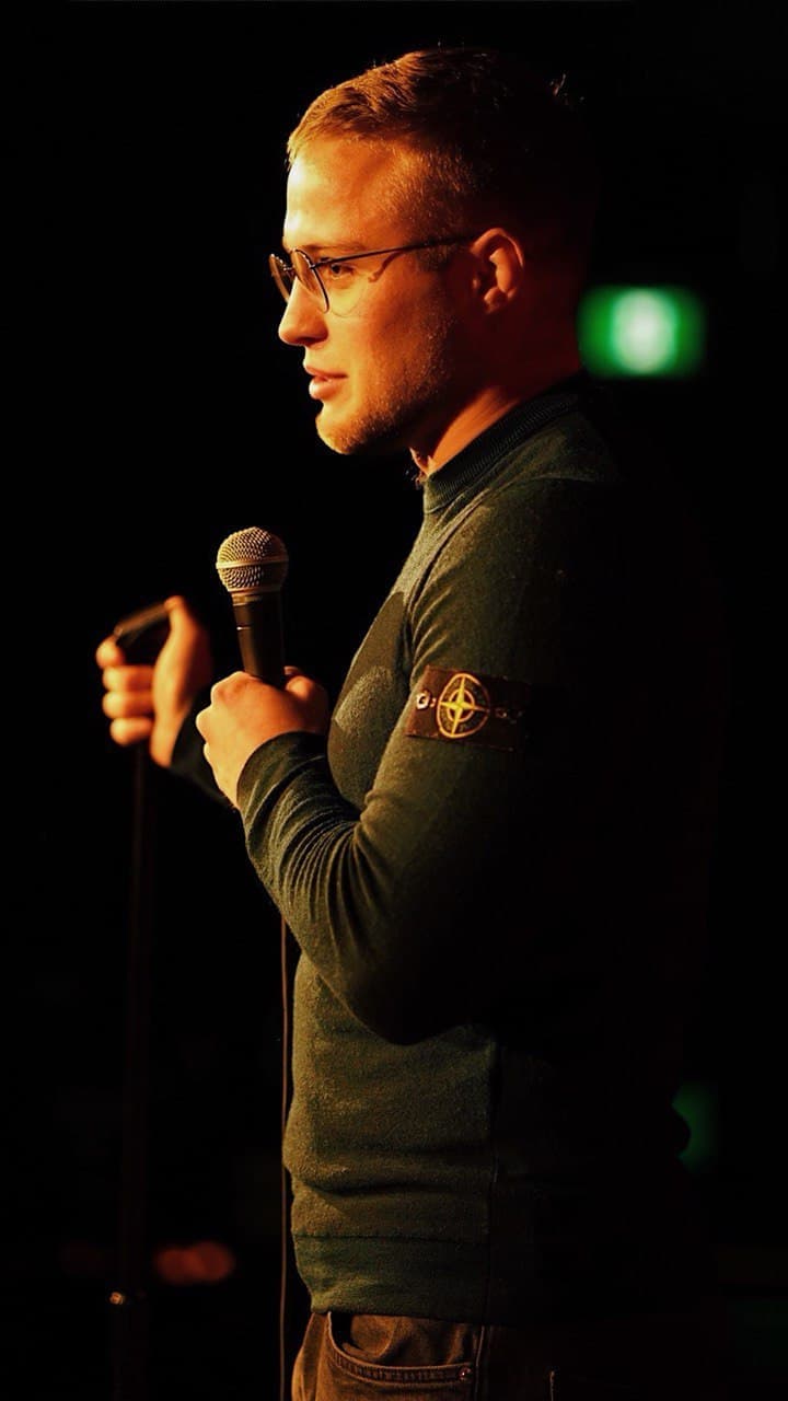 Tim Vygovskyi, founder of Lead Your Marketing, speaking into a microphone on stage